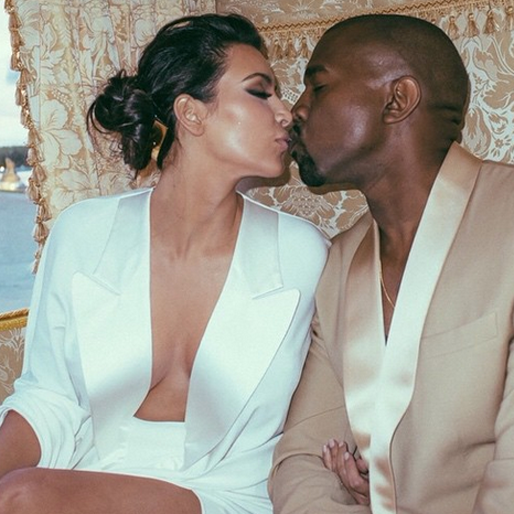 Kim och Kanye möts i en ljuv kyss. Kim och Kanye möts i en ljuv kyss.